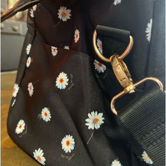 Alice + Olivia Daisy Print Bucket Hat & Duffel Bag Set - Picture 5 of 6